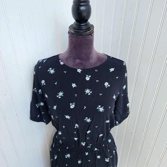Old Navy Jumpsuit Woman’s Black White Floral Short Sleeve Viscose Sz S - Picture 2 of 16